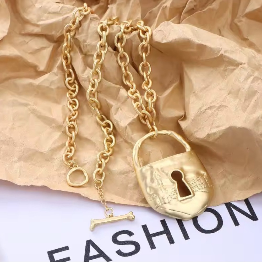 Fashion statement lock pendant necklace - Picture 5 of 17